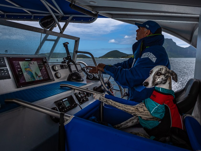 Stephan Kleinlein20220108-2M8A3767 a man and a dog on a boat